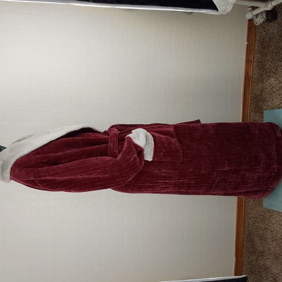 David Archie- DA, Burgandy plush Maxi robe - Picture 2 of 5
